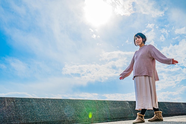 Femme enceinte et ciel fantastique