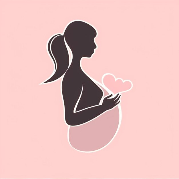 Photo femme enceinte avec un cœur dans la main sur un fond rose