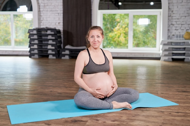 Femme enceinte, dans, classe fitness