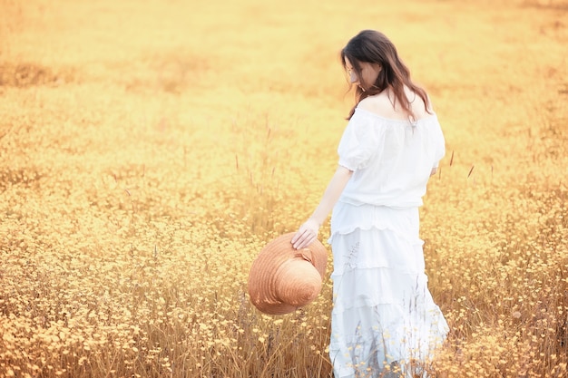 Femme enceinte dans la nature pour une promenade à l'automne