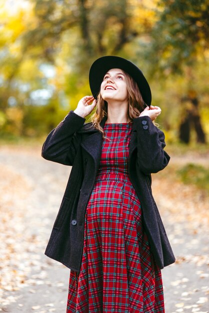 femme enceinte dans le parc automne.