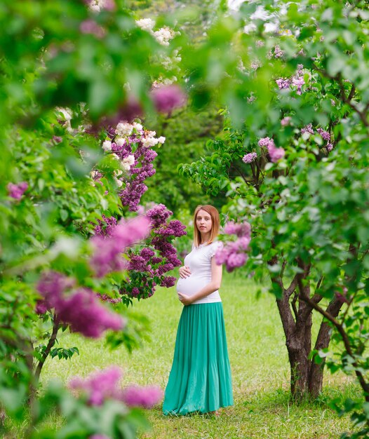 Femme enceinte dans le parc.