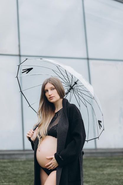 Femme enceinte dans le parc