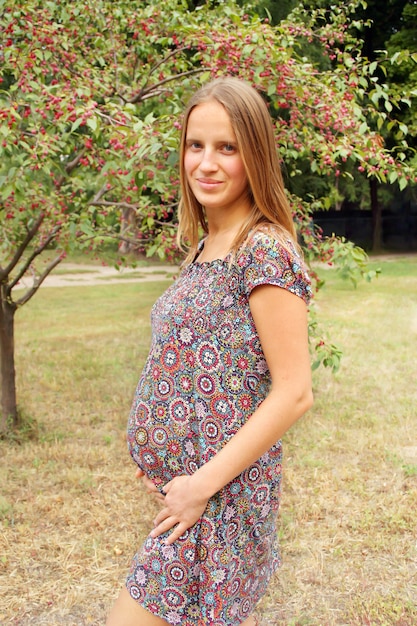 Femme enceinte, dans parc