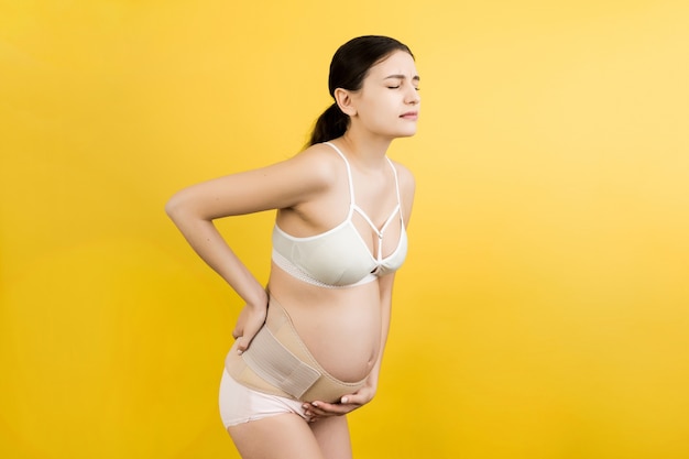 femme enceinte, dans, sous-vêtements, utilisation, ceinture grossesse