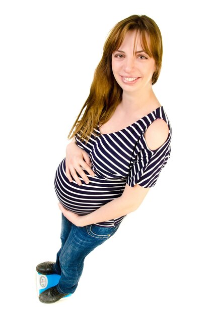 Femme enceinte debout sur une balance