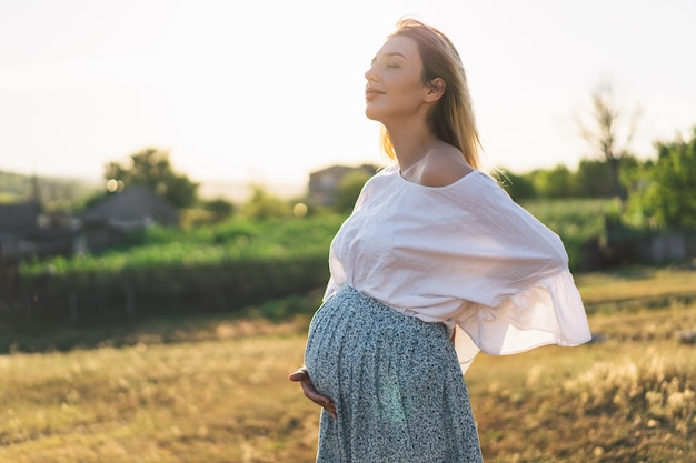 Femme enceinte, debout, dans, les, champ