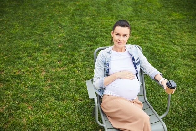 Femme enceinte, délassant, à, boisson café