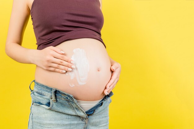 Femme enceinte, demande, crème hydratante