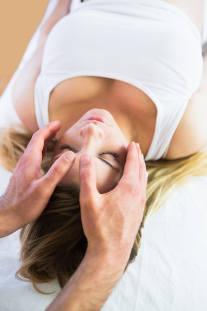 Femme enceinte détendue appréciant la technique de reiki