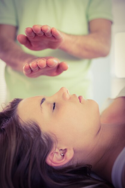 Photo femme enceinte détendue recevant un traitement reiki