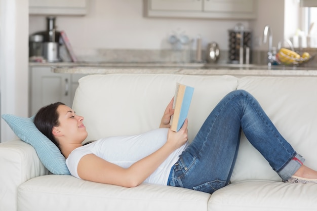 Femme enceinte détente sur le canapé