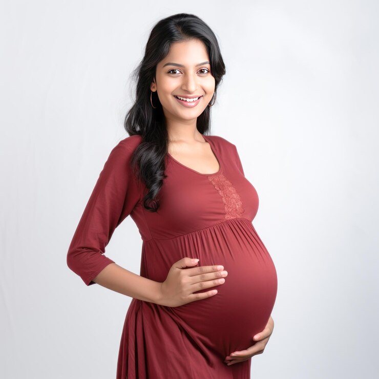 Une femme enceinte donnant une expression heureuse sur un fond blanc