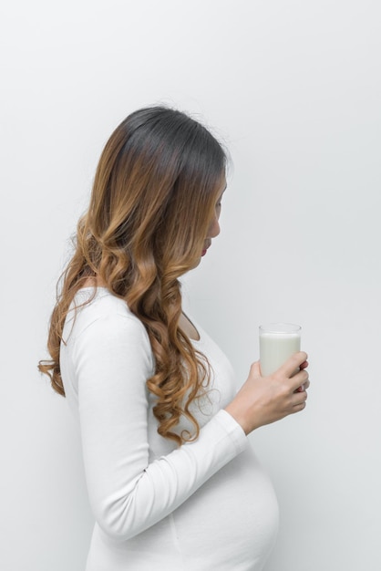 Femme enceinte avec du lait dans sa mainBoire du lait est une bonne santé pour la grossesse