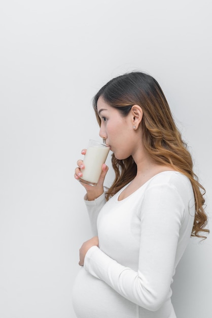 Femme enceinte avec du lait dans sa mainBoire du lait est une bonne santé pour la grossesse