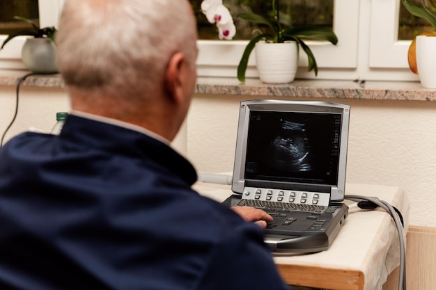 Photo une femme enceinte à l'échographie