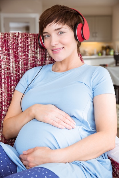 Femme enceinte en écoutant de la musique