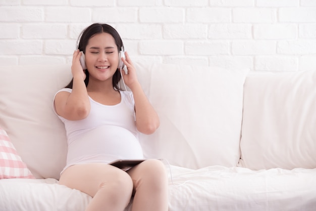 Photo femme enceinte écouter de la musique