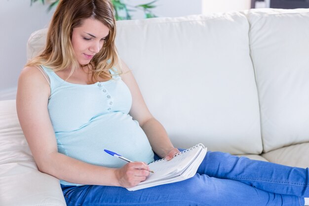 Femme enceinte écrit quelques notes