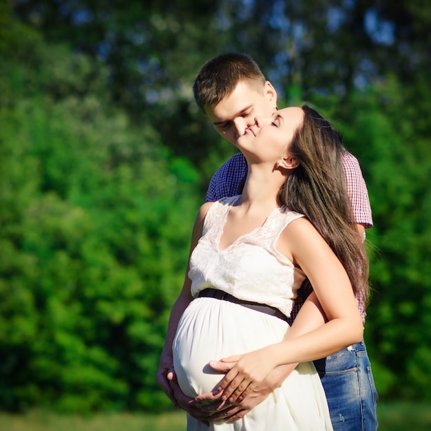 Femme enceinte, à, elle, mari, dans parc