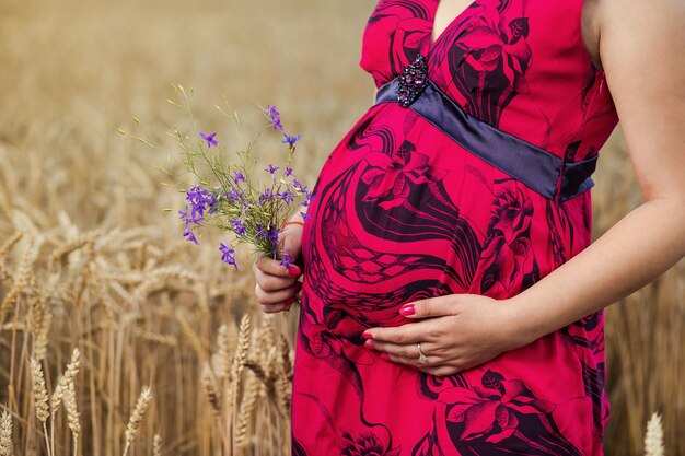 Femme enceinte embrasse son ventre