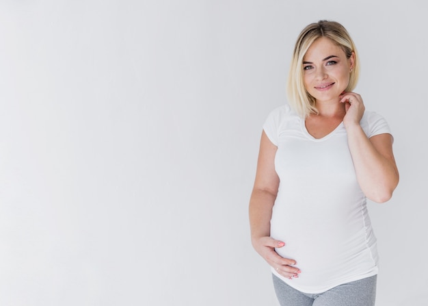 Femme enceinte avec espace de copie