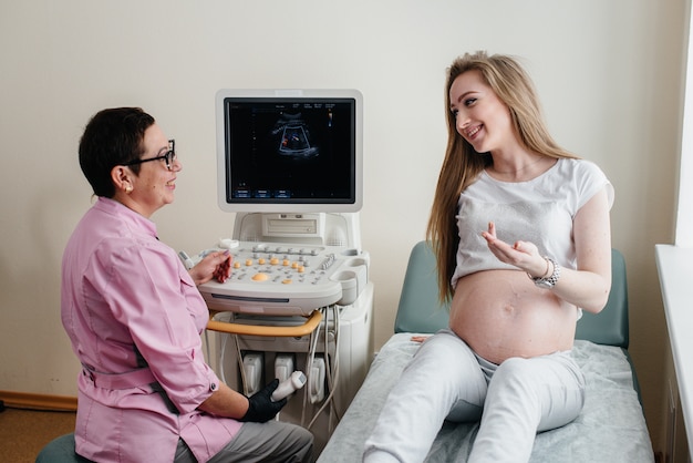 Une femme enceinte est conseillée par un médecin après une échographie en clinique. Examen médical