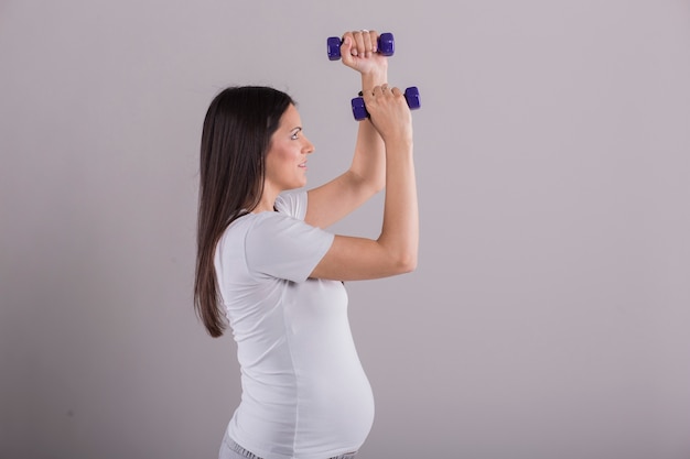 Femme enceinte faire de l&#39;exercice