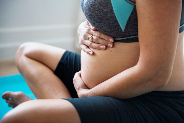 Femme enceinte faire des exercices légers