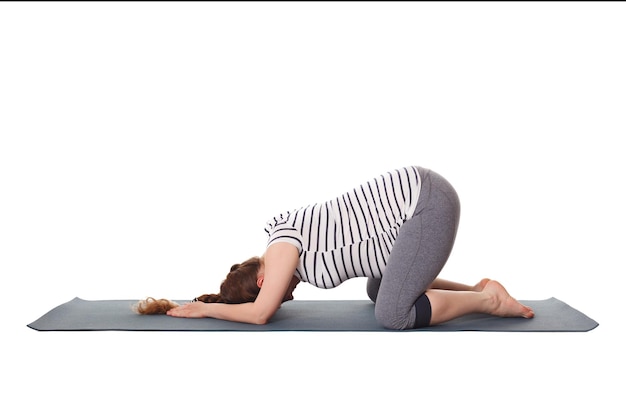 Femme enceinte faisant du yoga asana balasana pose d'enfant