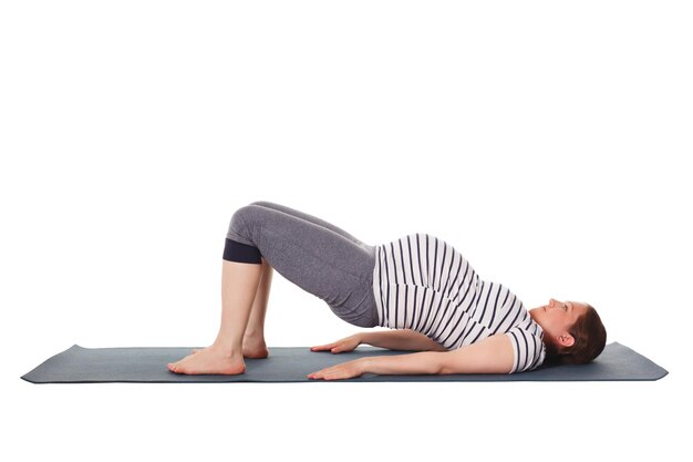 Femme enceinte faisant du yoga asana purvottanasana