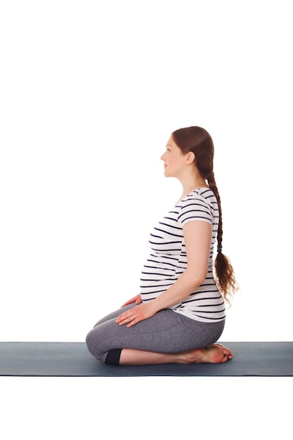 Femme enceinte faisant du yoga asana virasana