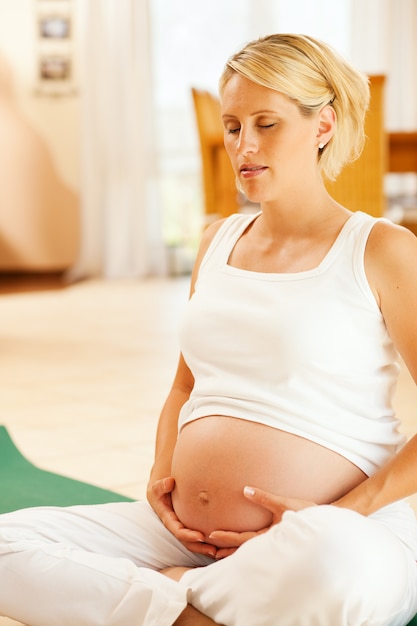 Femme enceinte faisant du yoga de grossesse