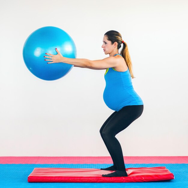 Une femme enceinte faisant de l'exercice avec un ballon de fitness