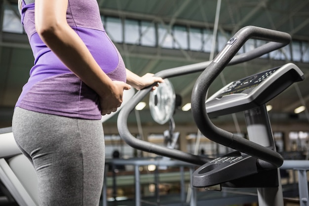 Femme enceinte faisant de l'exercice dans la salle de sport