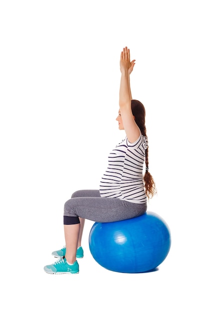 Femme enceinte faisant des exercices avec ballon d'exercice