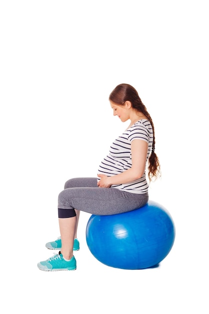 Femme enceinte faisant des exercices avec ballon d'exercice