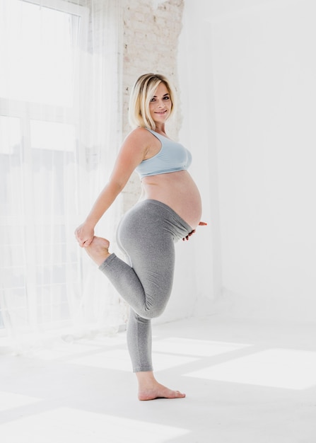 Photo femme enceinte faisant des exercices