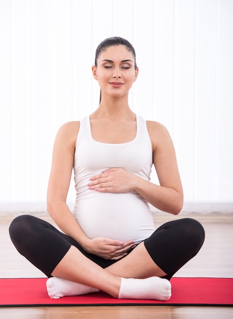 Femme enceinte fait du yoga