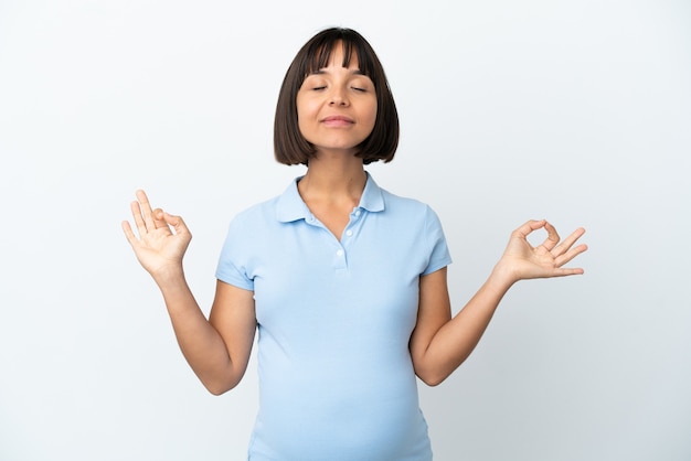 Femme enceinte sur fond blanc isolé dans une pose zen