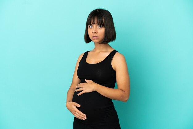 Femme enceinte sur fond isolé