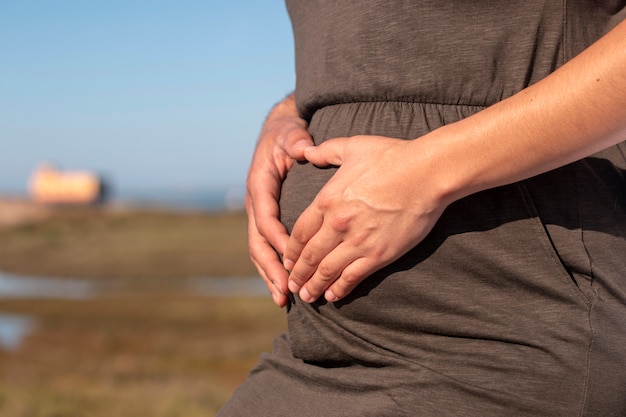 Femme enceinte, former, coeur, à, mains