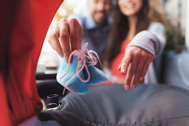 Photo une femme enceinte et un homme regardent dans le landau.