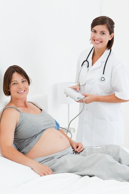 Femme enceinte avec une infirmière smilling