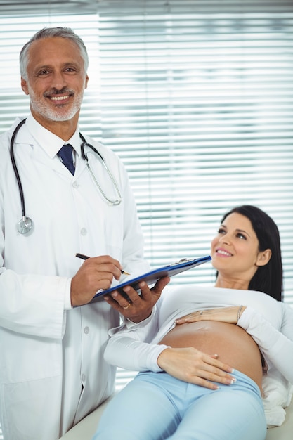 Femme Enceinte En Interaction Avec Un Médecin En Clinique