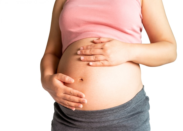 Femme enceinte isolée sur blanc