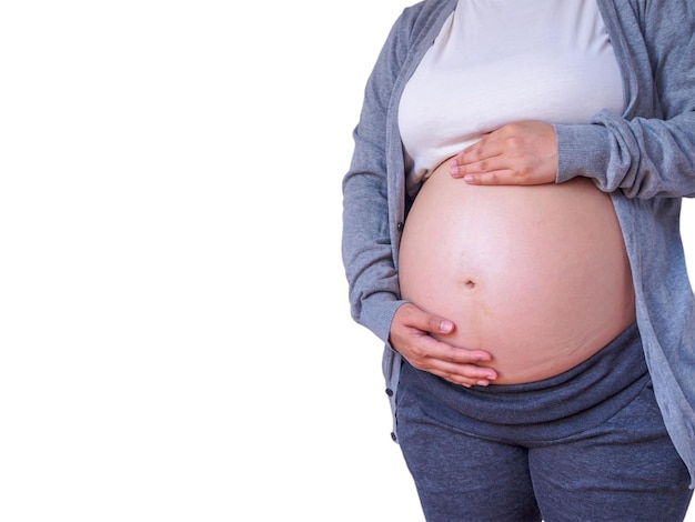 Femme enceinte isolée sur fond blanc