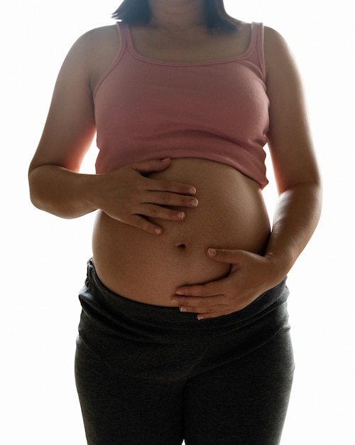 Femme enceinte isolée sur fond blanc