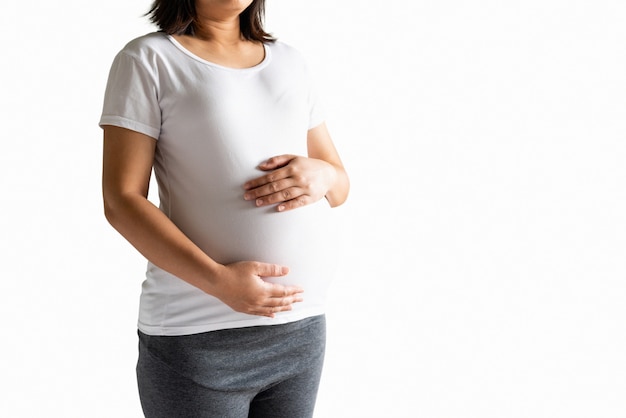 Femme enceinte isolée sur fond blanc