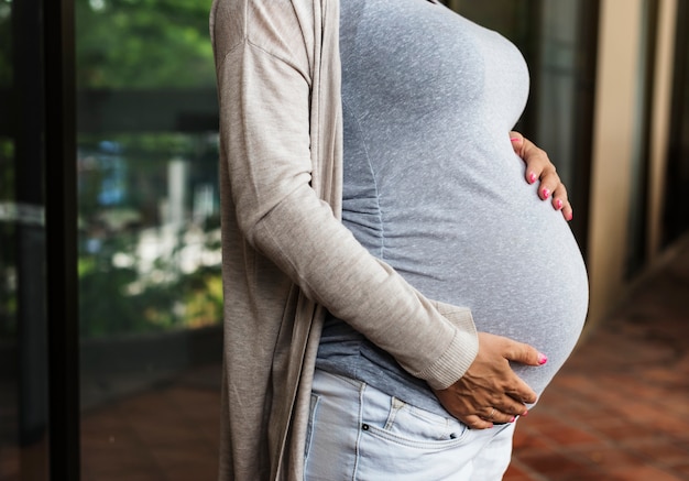 Une femme enceinte joyeuse